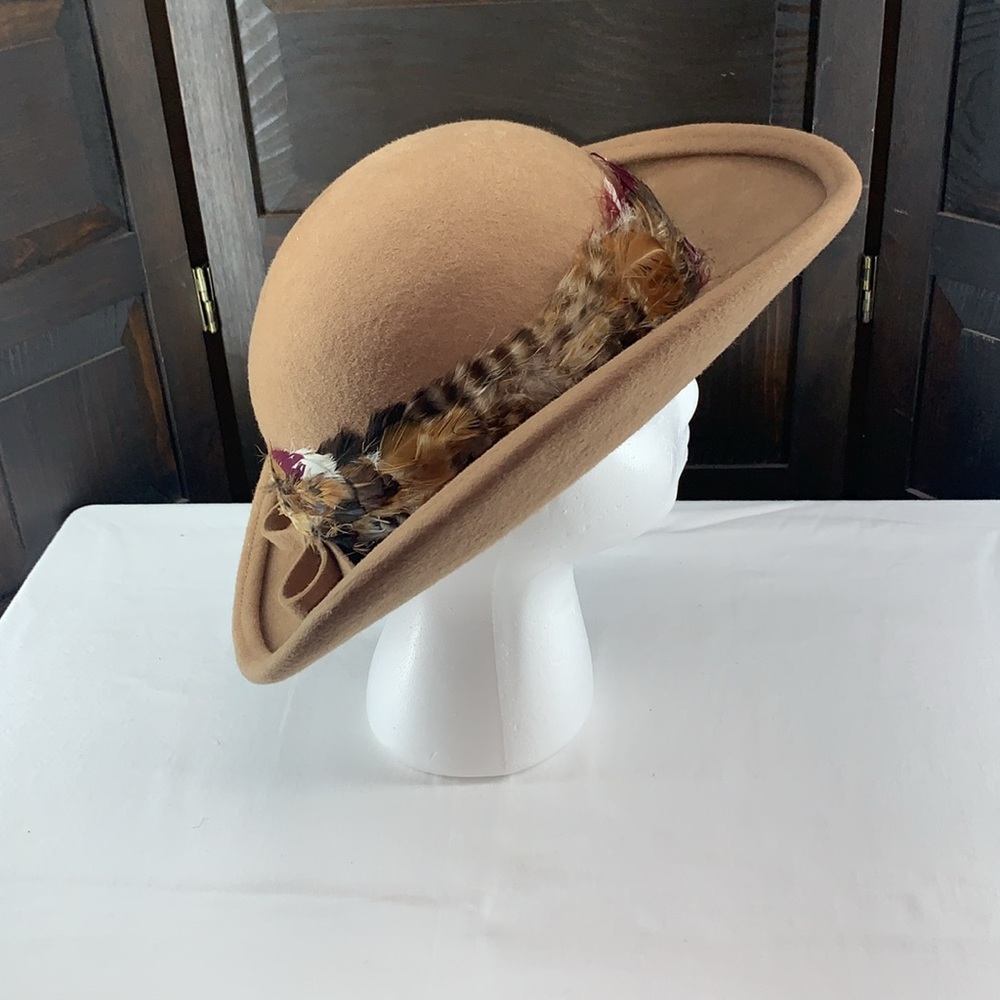 Mr. John Moderne vintage women’s hat. Tan wool with feathers and bow detail - Picture 3 of 12